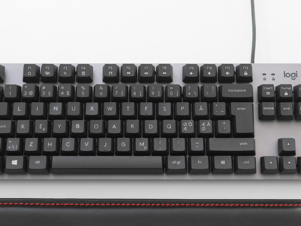 How to change keyboard layout on the GNOME and Plasma login screens