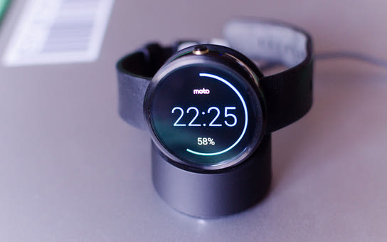 Moto 360 at 58 % battery resting in its wireless Qi charging cradle at 22:25